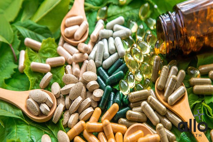 Capsules herb supplements on green leaves for ling bada karne ka gharelu upay