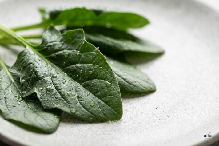 Spinach and Erectile Dysfunction: Know Benefits, Uses, and Risks for Sexual Health 6 Fresh spinach leaves on a kitchen surface, representing nutrient-rich greens that support spinach benefits for erectile dysfunction.