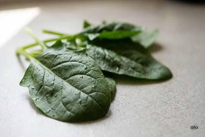 Spinach and Erectile Dysfunction: Know Benefits, Uses, and Risks for Sexual Health 2 Fresh spinach leaves on a kitchen surface, representing nutrient-rich greens that support spinach benefits for erectile dysfunction.